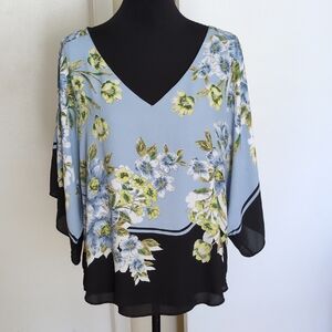 White House Black Market V-neck floral print kimono blouse Medium
